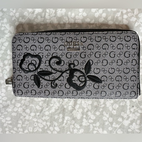 Woman’s Guess Embroidered Black Curran SLG Single Zip Around Clutch Wallet - Picture 1 of 7